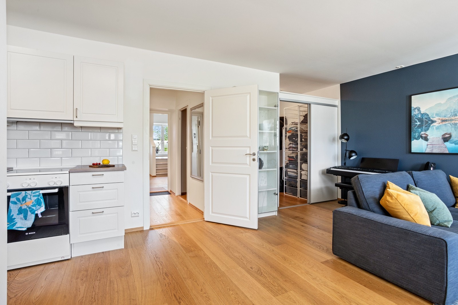 Den åpne løsningen med kjøkken og stue gir god plass til ulike soner for møblement i stuen. Galleribilde