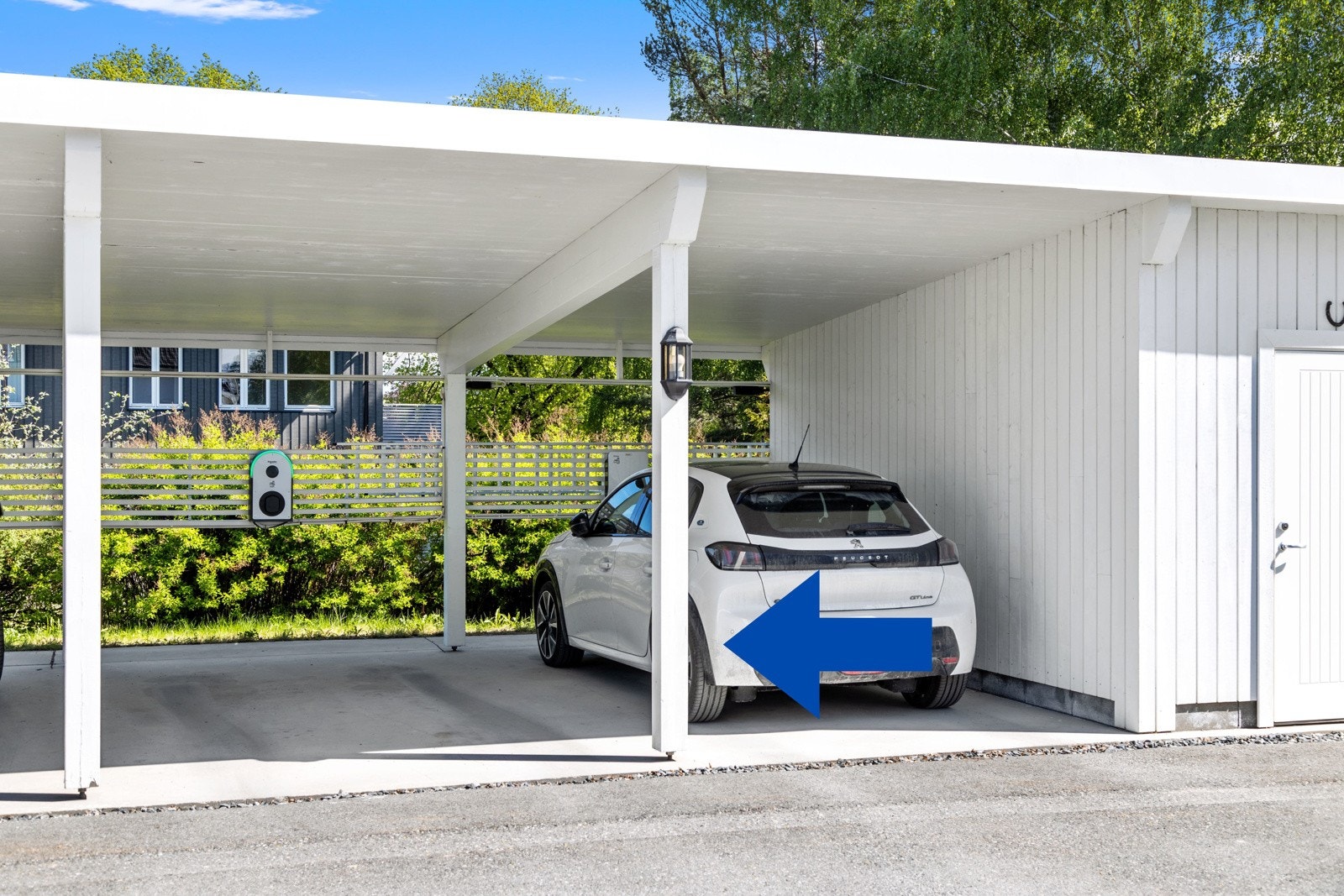 Leiligheten disponerer en biloppstillingsplass i felles carport med el-billader Galleribilde