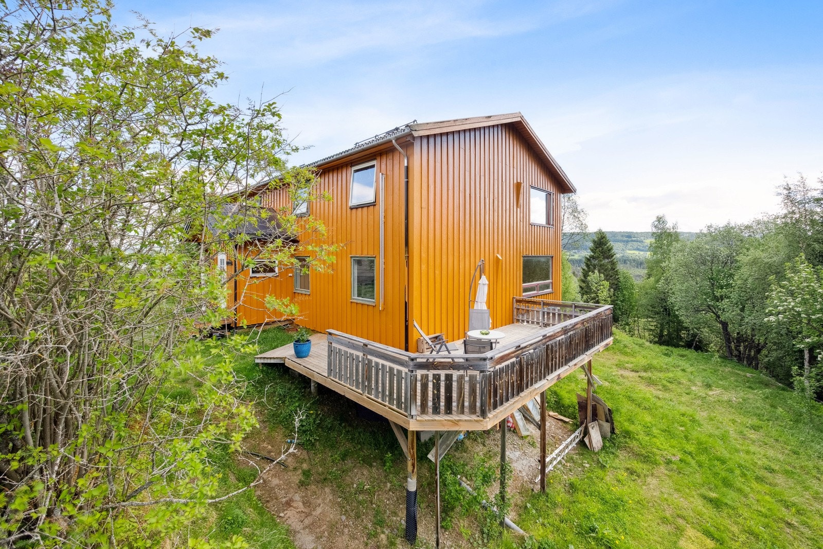 Terrassen er sør/vestvendt, som betyr gode solforhold hele sommeren. Galleribilde