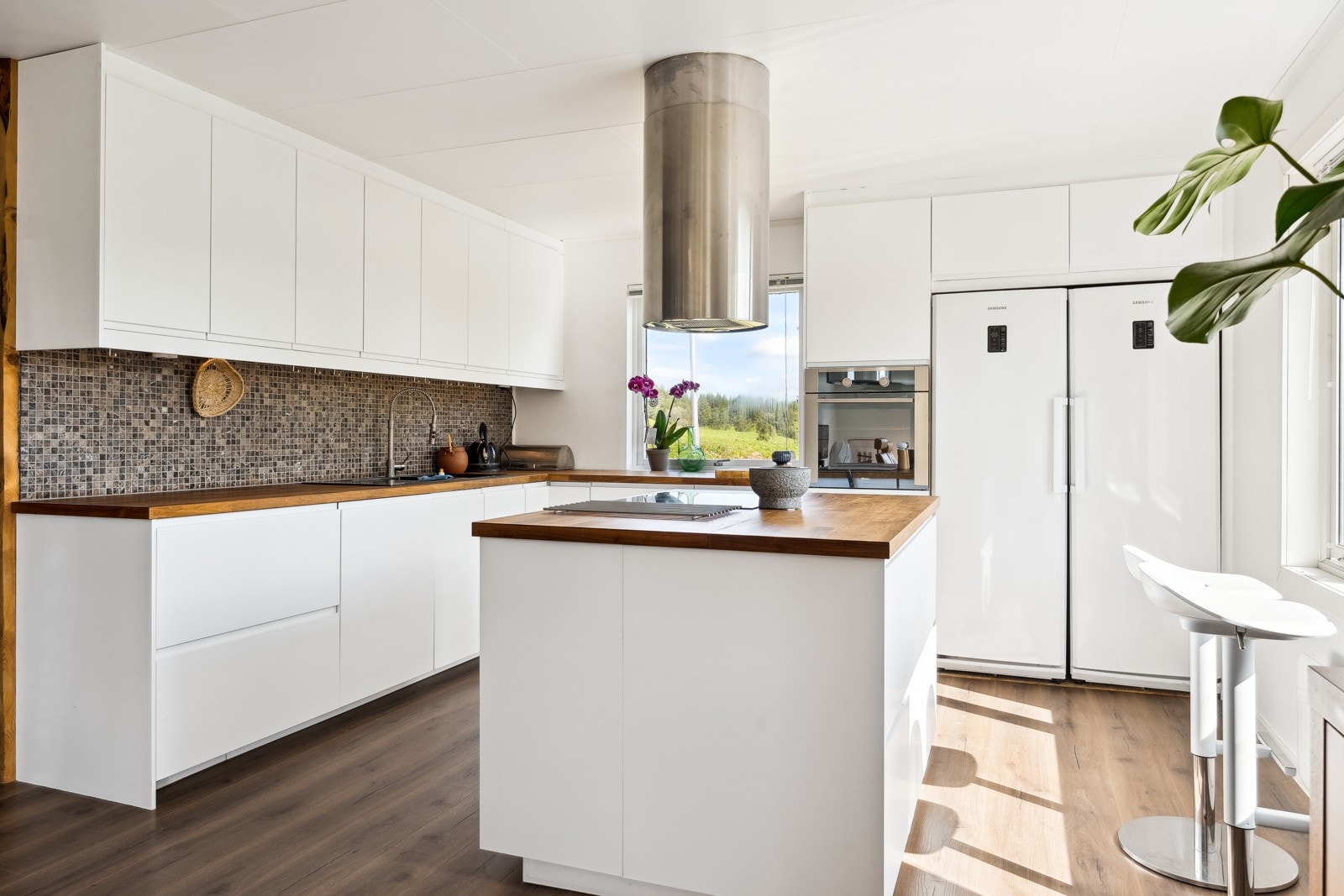 Særegen avtrekksvifte som står fint i stil til resten av kjøkkenet. Galleribilde