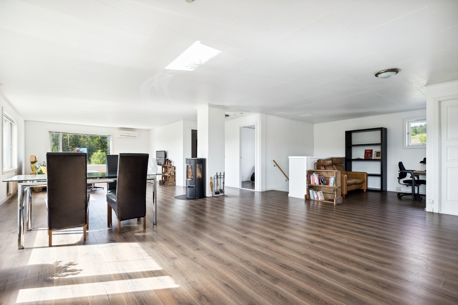 Stuen har plass til spisestue, TV-stue og inntrekk til et lite kontor. Galleribilde