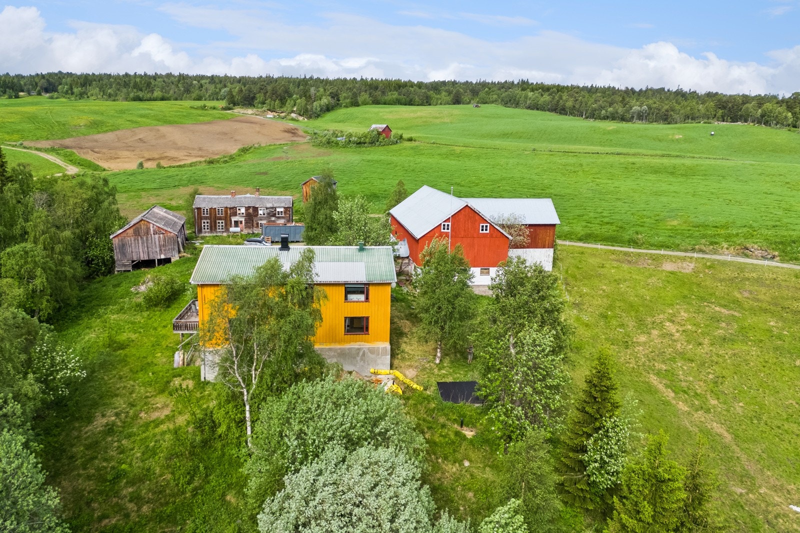 Turmuligheter sommer som vinter, gjennom skogen på andre sida av Brandåa eller oppigjennom lia der en seterveg også gir godt utgangspunkt for skiturer. Galleribilde