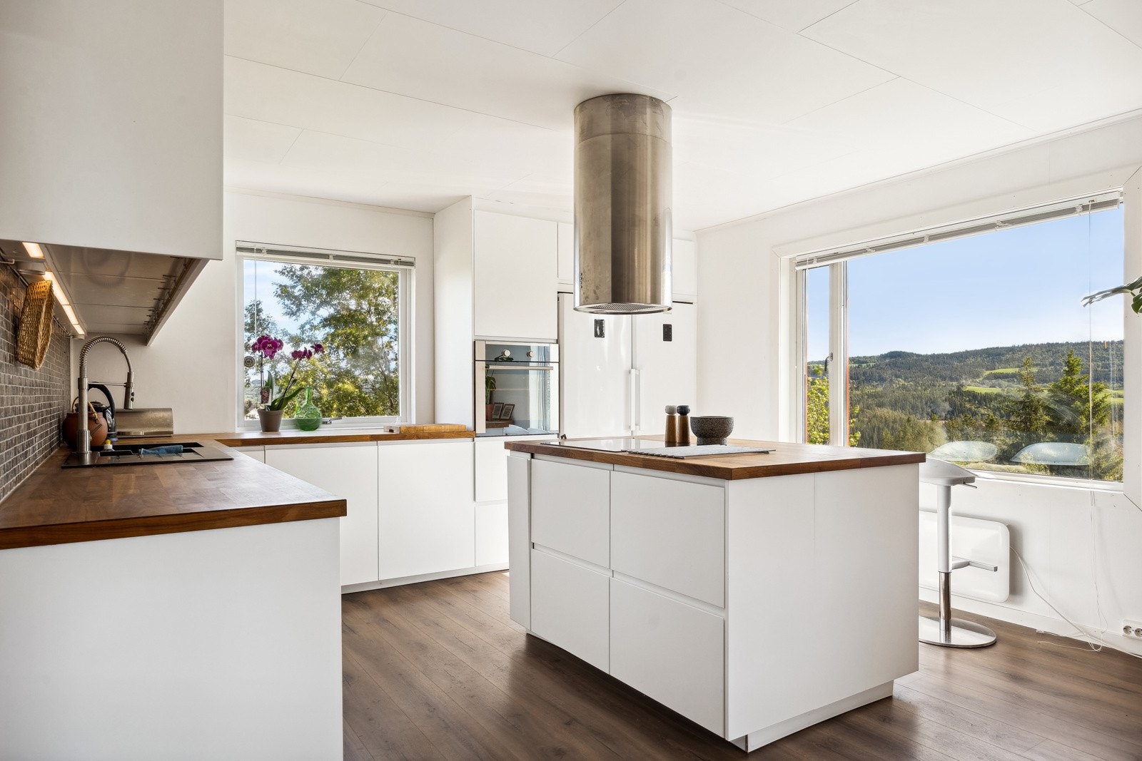 Praktisk kjøkkenøy for full utnyttelse av kjøkkenet. Galleribilde