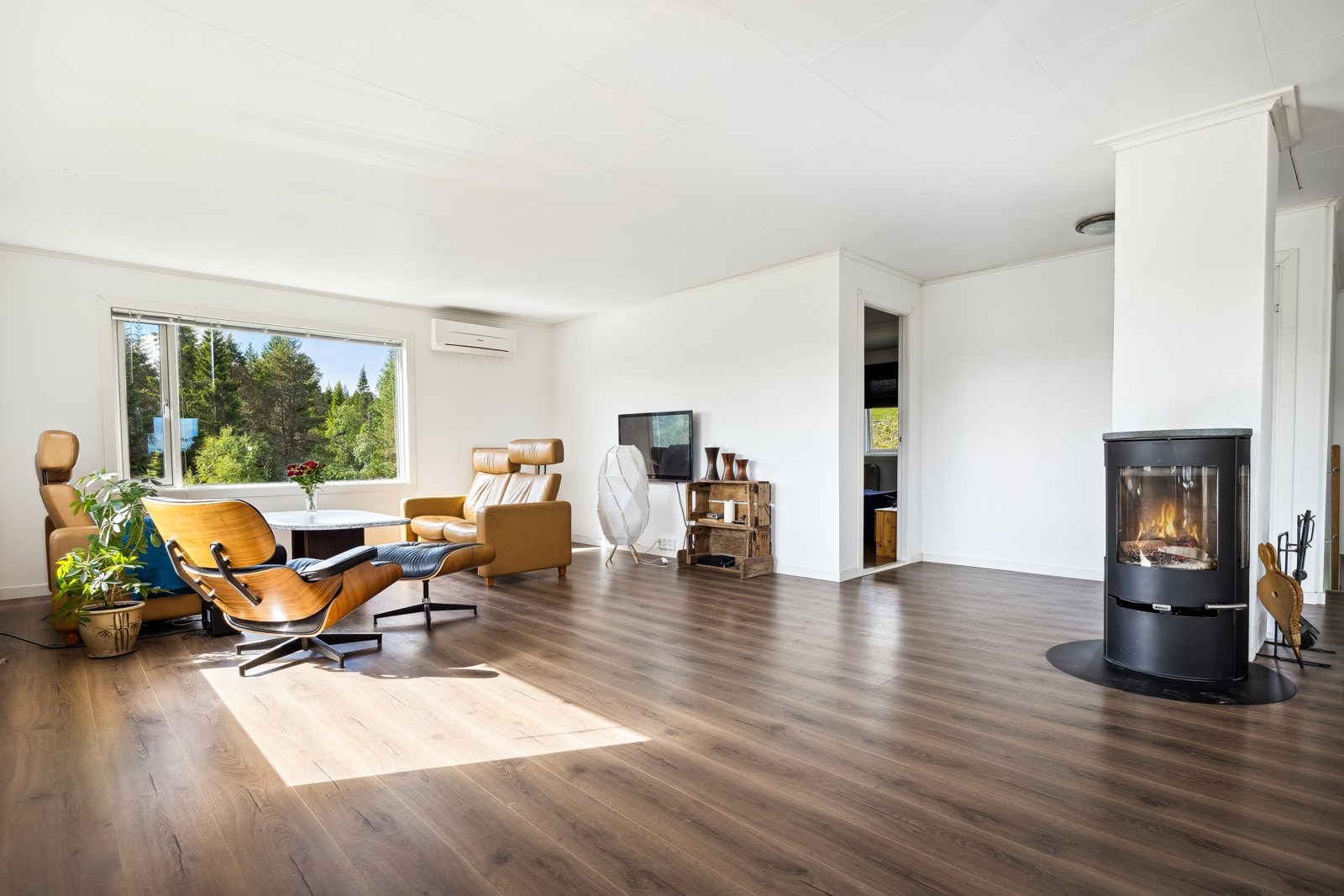 Moderne ovn er installert i stue, noe som gir en mer energieffektiv forbruk. Galleribilde