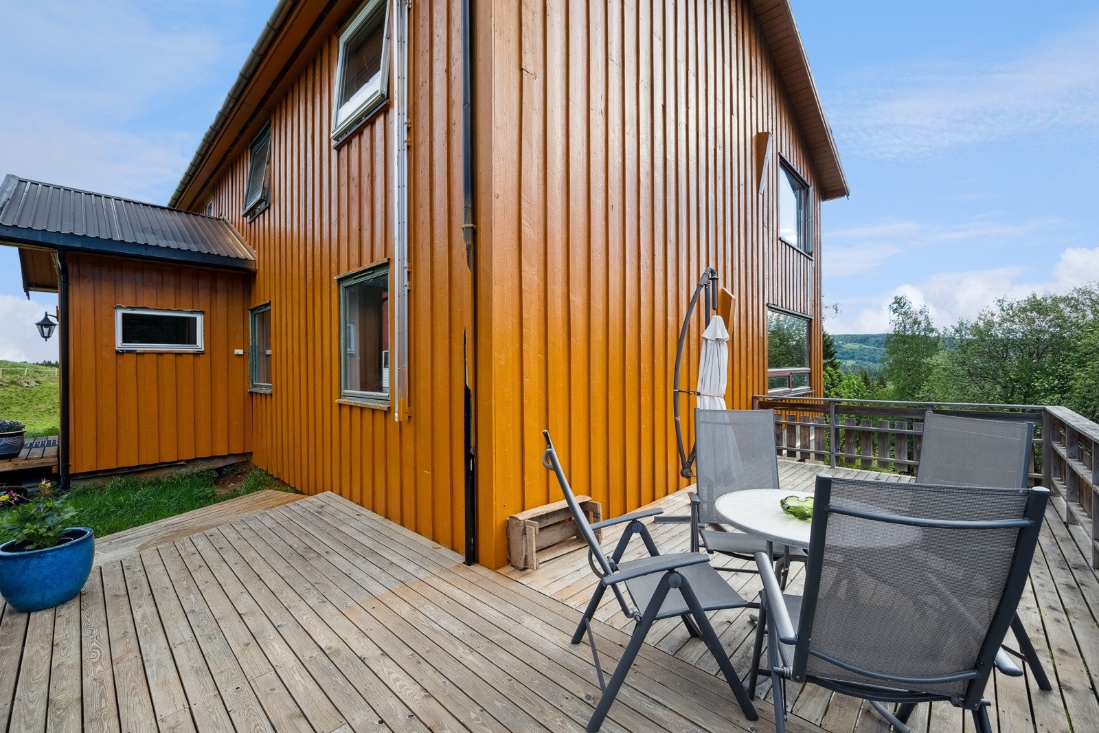 Terrassen er kommet på i nyere tid og er idyllisk for sene sommerkvelder. Galleribilde