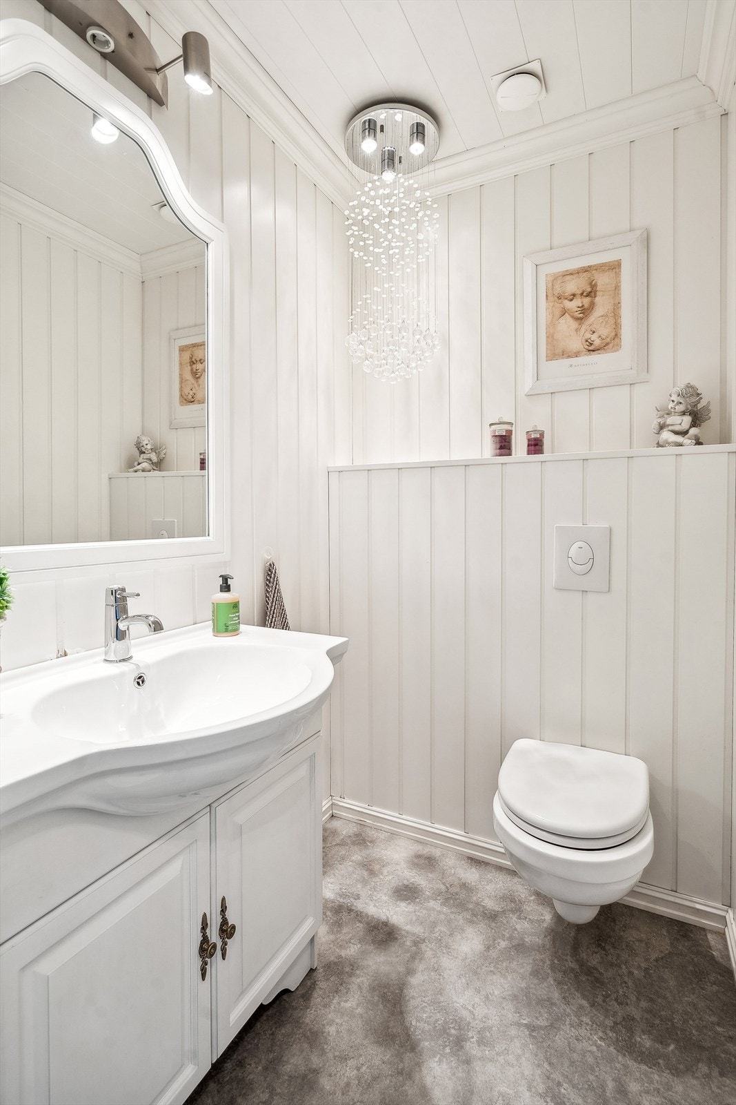 Det er et separat toalettrom like ved badet, som er utstyrt med toalett og servantinnredning. Galleribilde
