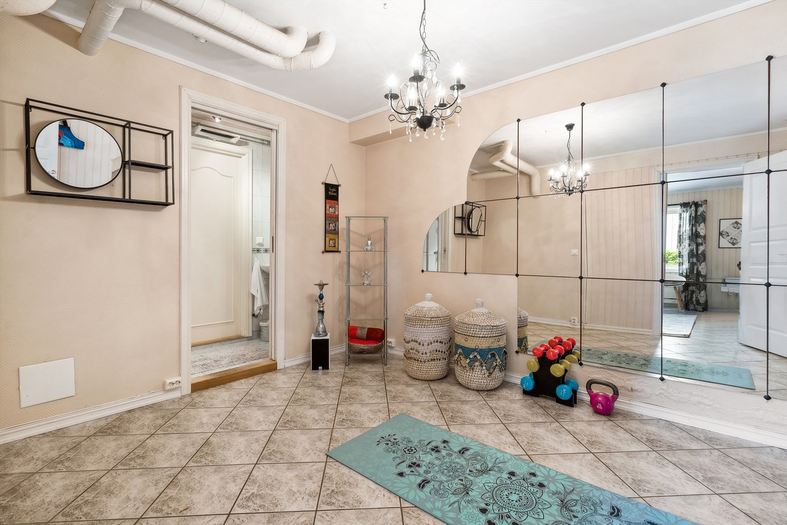 Innredet yoga/treningsrom i underetasjen på ca 14 kvm med tilknytning til badet nede. Galleribilde