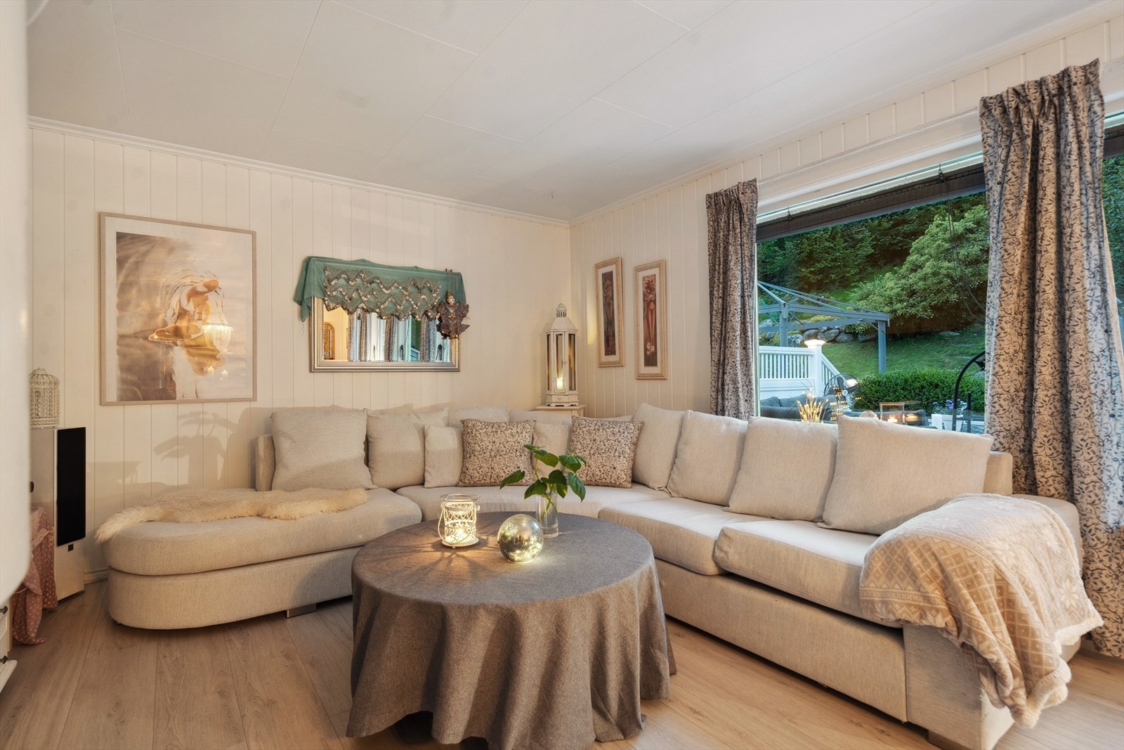 Stuen har gode møbleringsmuligheter og plass til både sofa og spisebord. Det er mange store vindusflater som slipper inn rikelig med lys. Baksiden grenser til skogsareal, noe som gjør at du ikke har innsyn. Stuen er over 30 kvm stor. Galleribilde