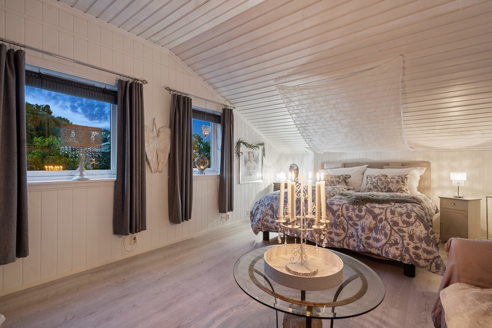 Det er to soverom i 1. etasje. Dette soverommet er av enormt god størrelse, ca 32 kvm! Galleribilde