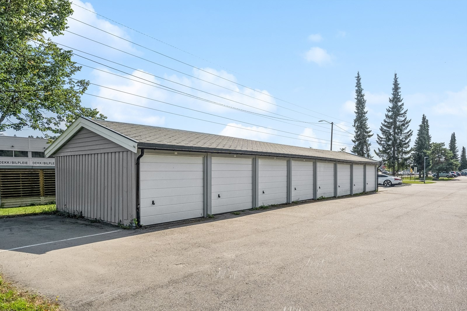Du disponerer en garasjeplass i felles rekke. Galleribilde