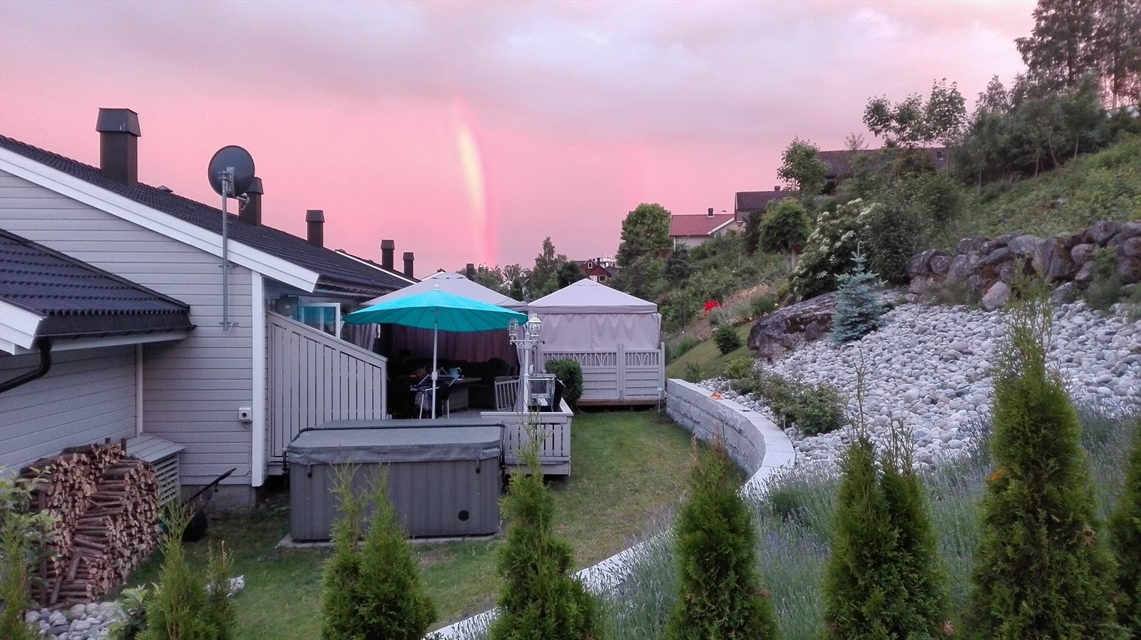 Selgers private bilde. På terrassen har det tidligere vært paviljong. Utenfor terrassen har det vært både jacuzzi og drivhus tidligere. Galleribilde