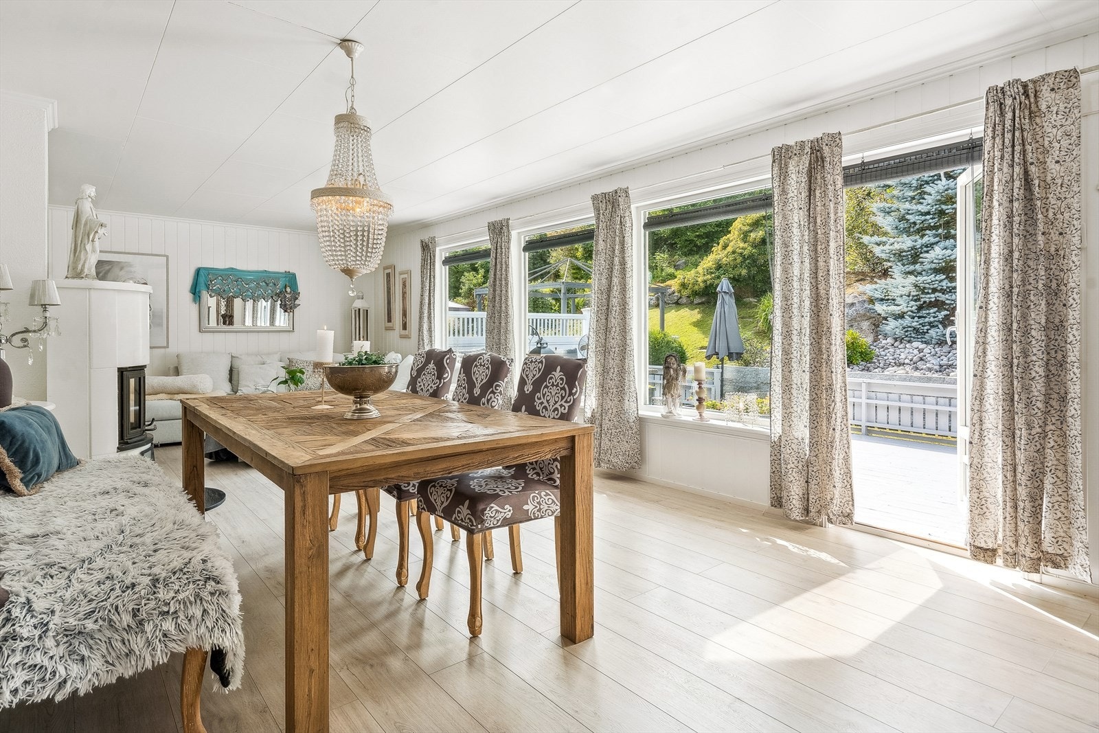 Stuen har en lys og innbydende atmosfære med vedfyring og utgang til terrasse. Galleribilde