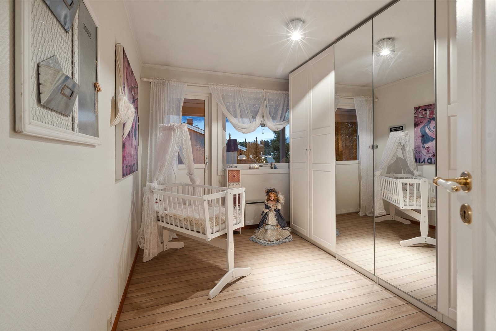 Det andre soverommet har stor garderobe og utgang til veranda. Galleribilde