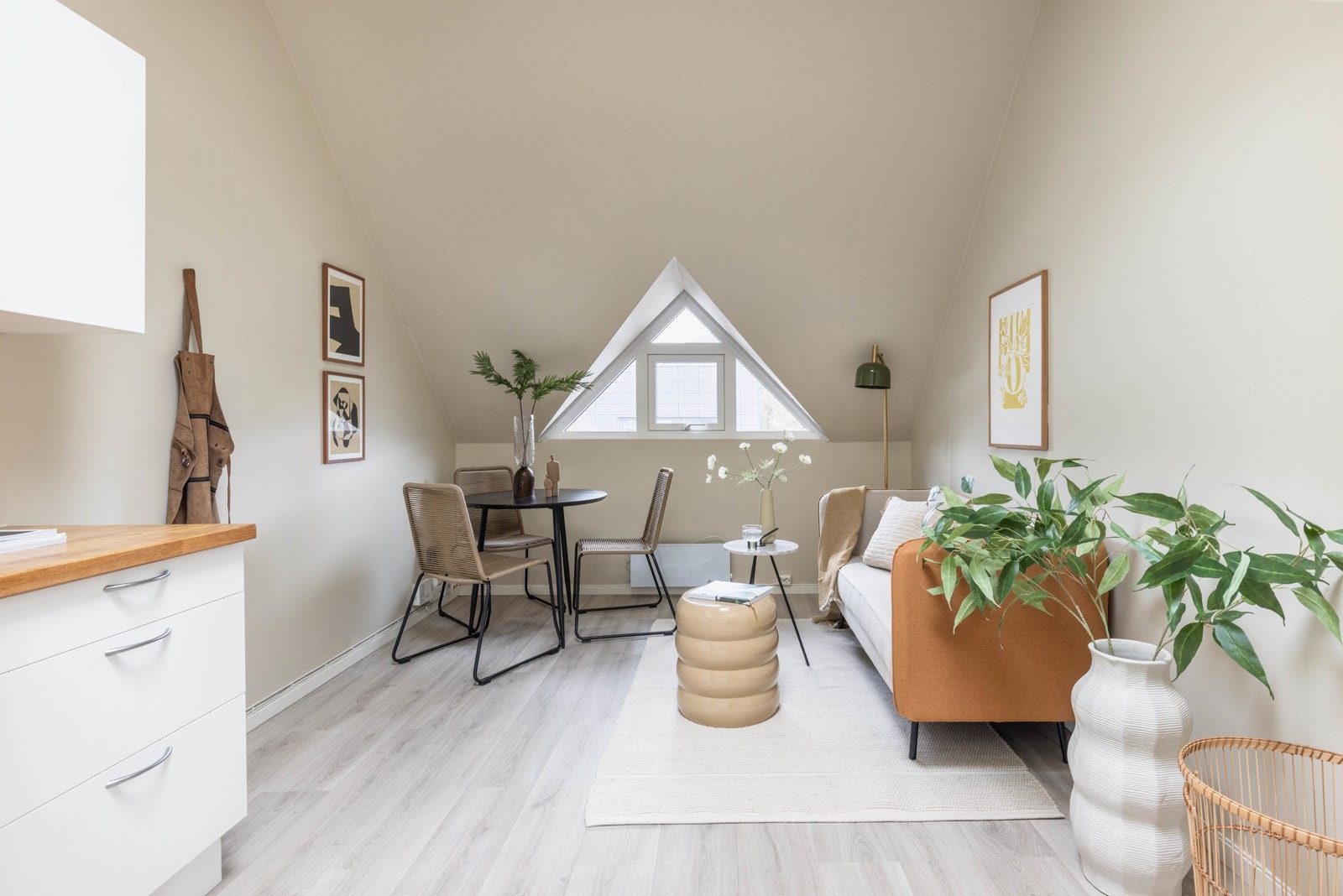 Leiligheten varmes opp med varmekabler på bad og en panelovn i stue Galleribilde