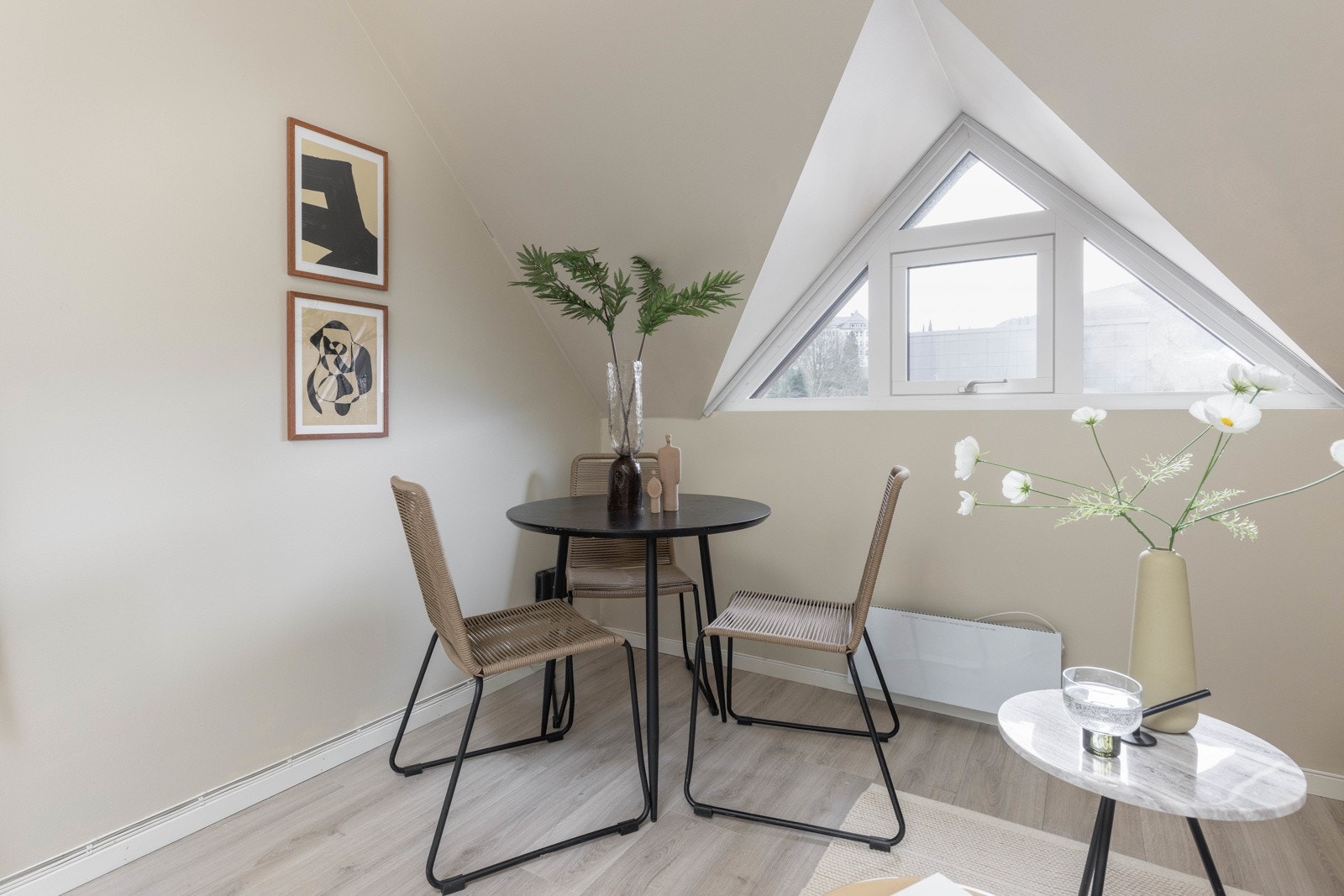 Fin spiseplass under vindusposten Galleribilde