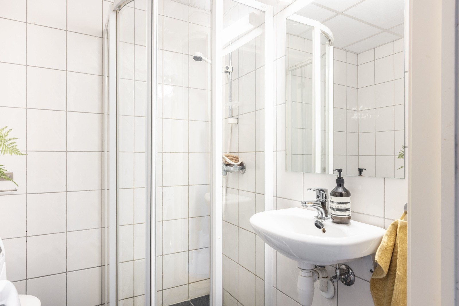 Helfliset bad med dusjhjørne, klosett og servant. Galleribilde