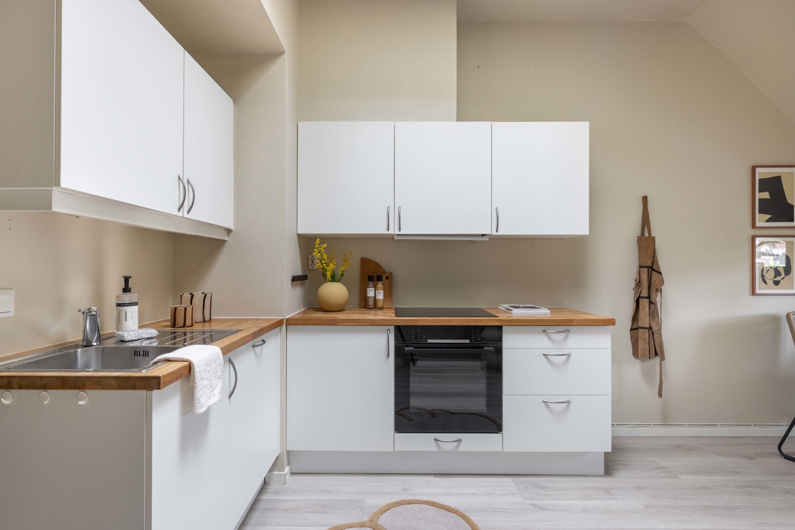 God skap- og benkeplass Galleribilde