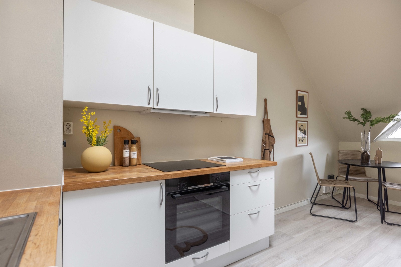 Felleskostnadene inkluderer kommunale avgifter, drift, renhold, bredbånd, renhold, felles forsikring mm. Galleribilde