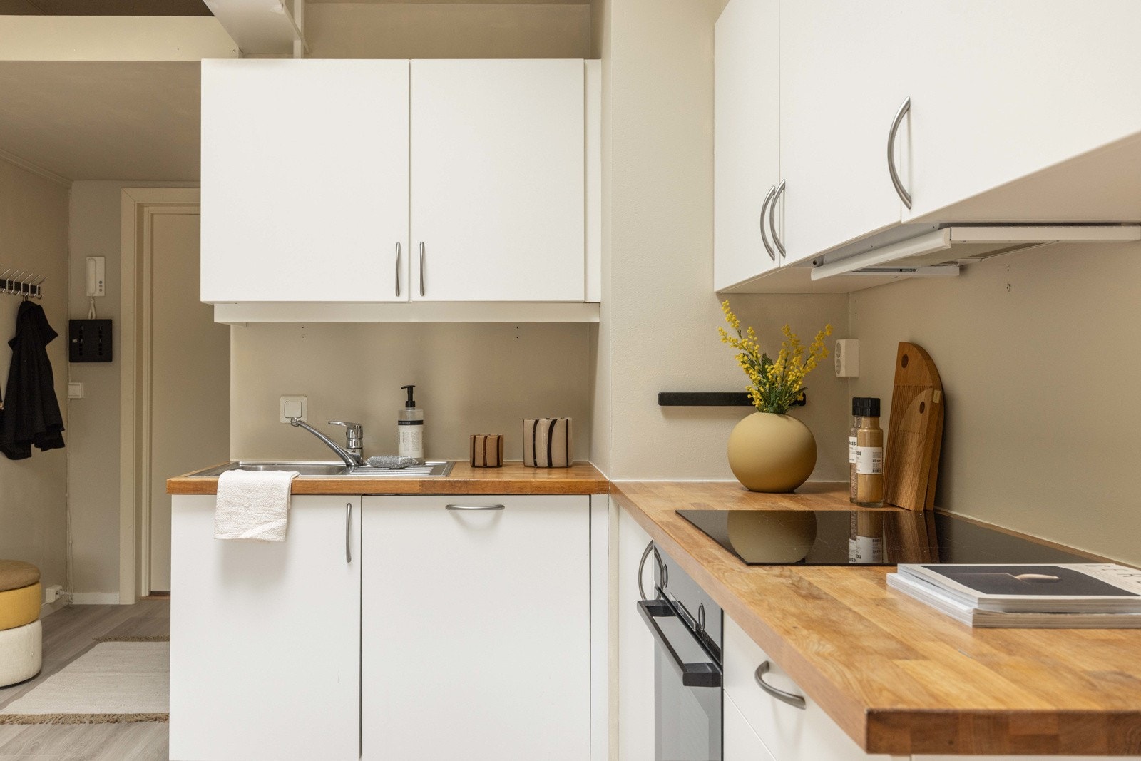 Lyst IKEA- kjøkken med god skapplass hvor alle hvitevarer som komfyr, keramisk steketopp og oppvaskmaskin er integrert. Galleribilde