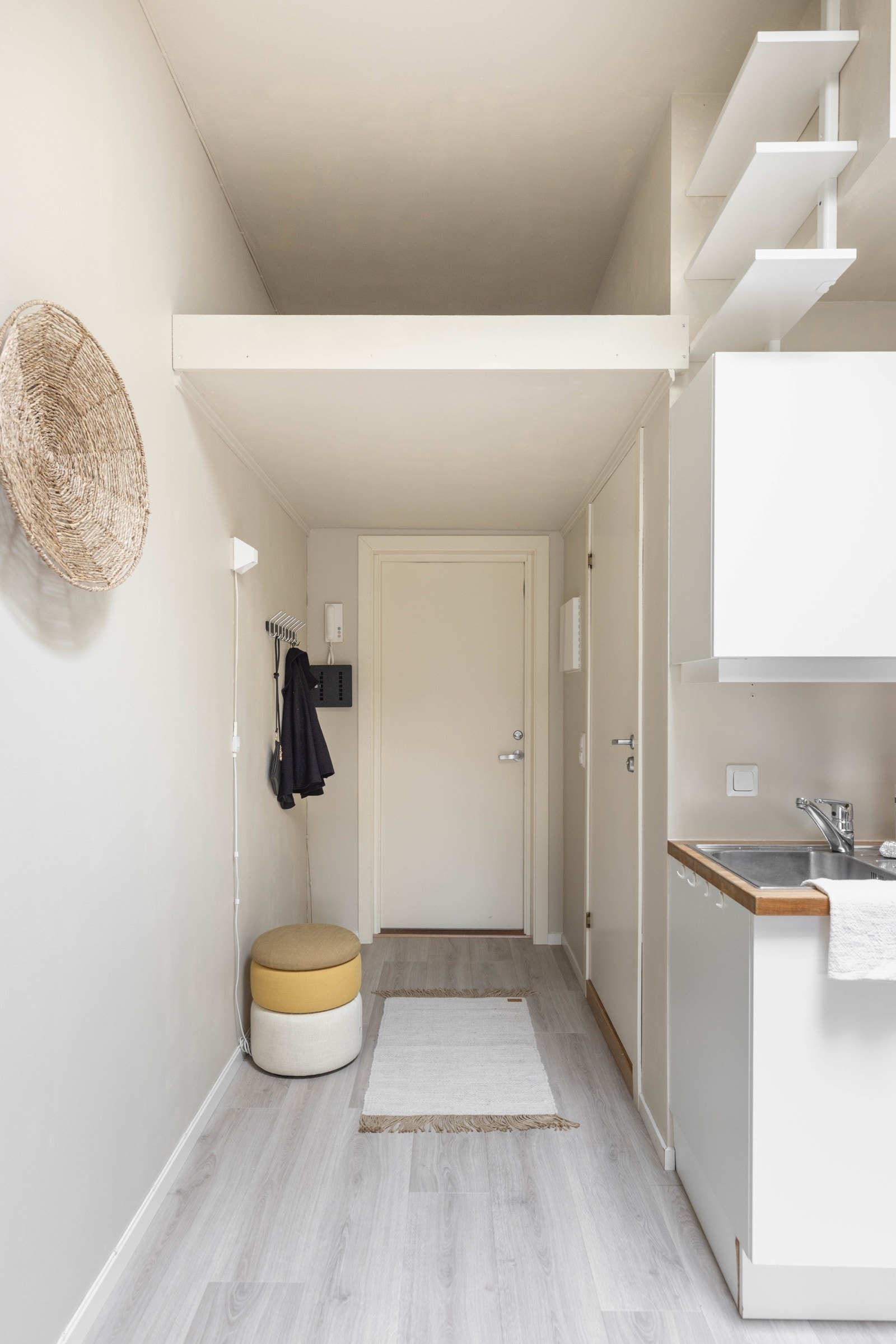 Tidligere eier fikk bygget en liten hems over inngangspartiet. Galleribilde