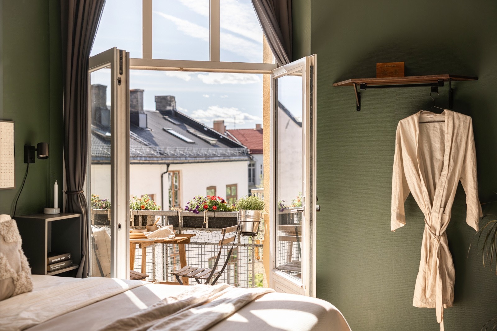 Fra soverommet er det utgang via to-fløyet dør til solrik balkong! Galleribilde