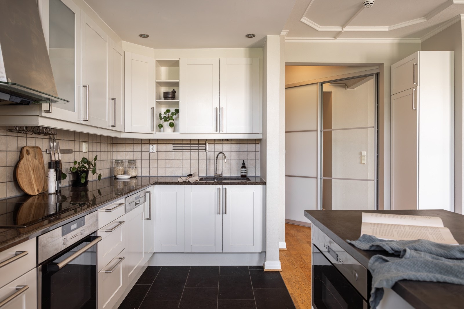 Integrerte hvitevarer er stekeovn, platetopp, oppvaskmaskin mikro(i kjøkkenøy) og velegnet plass til Side-by-side kjøl/frys. Galleribilde