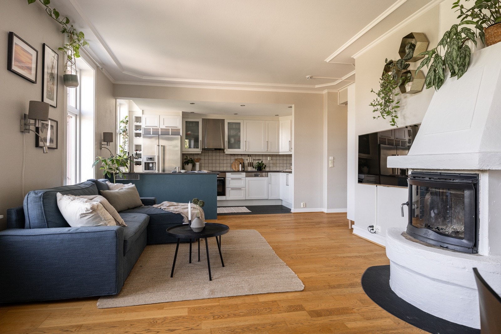 Moderne åpen stue- og kjøkkenløsning Galleribilde