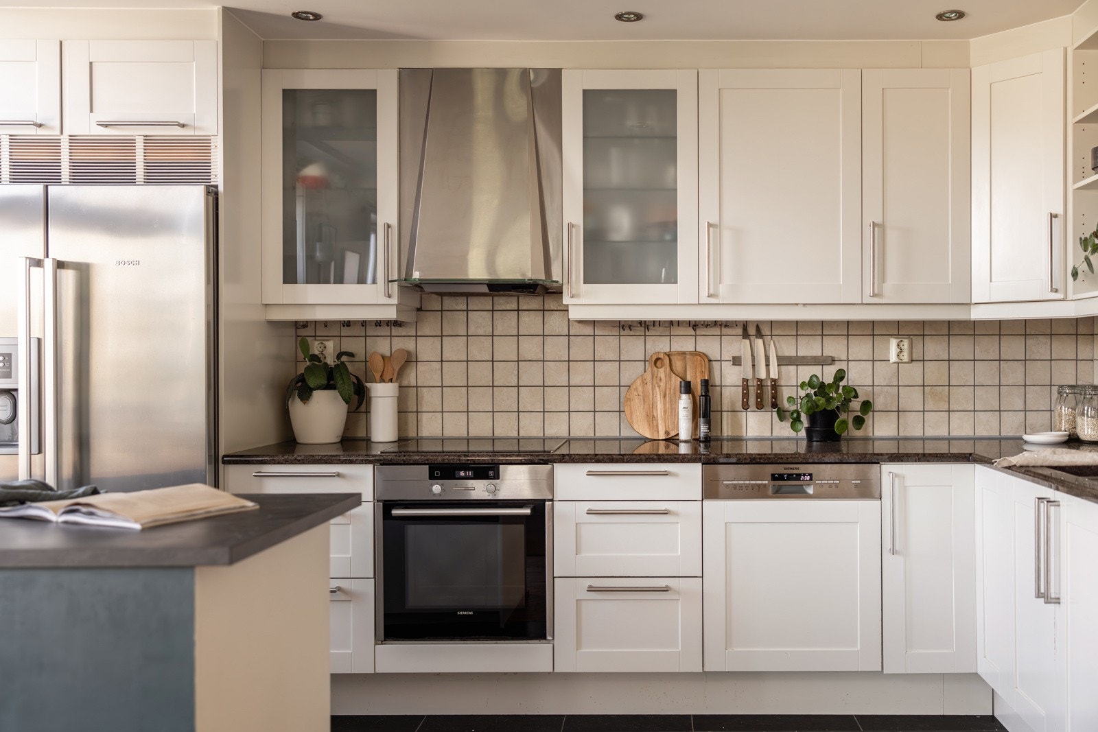 Innredning med profilerte fronter og benkeplate i stein (granitt). Galleribilde