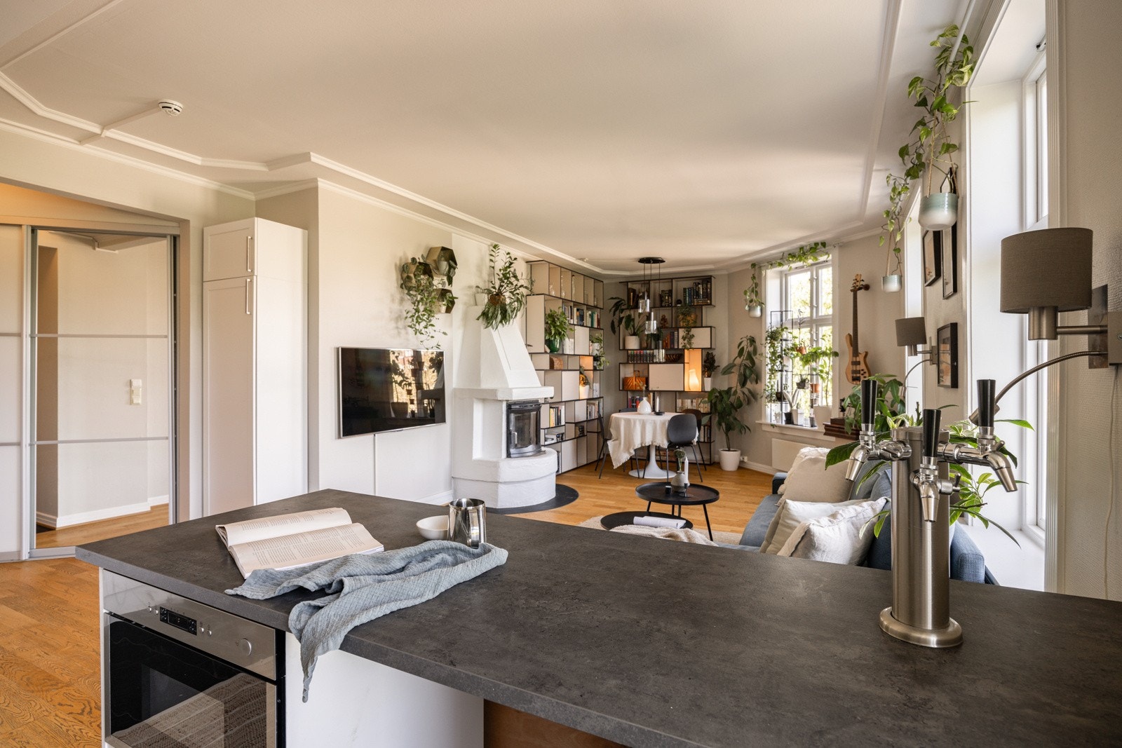 Boligen fremstår som moderne, men med bevarte klassiske detaljer. Galleribilde