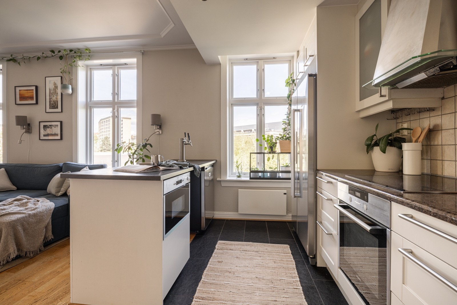 Flislagt gulv på kjøkkenet. Galleribilde