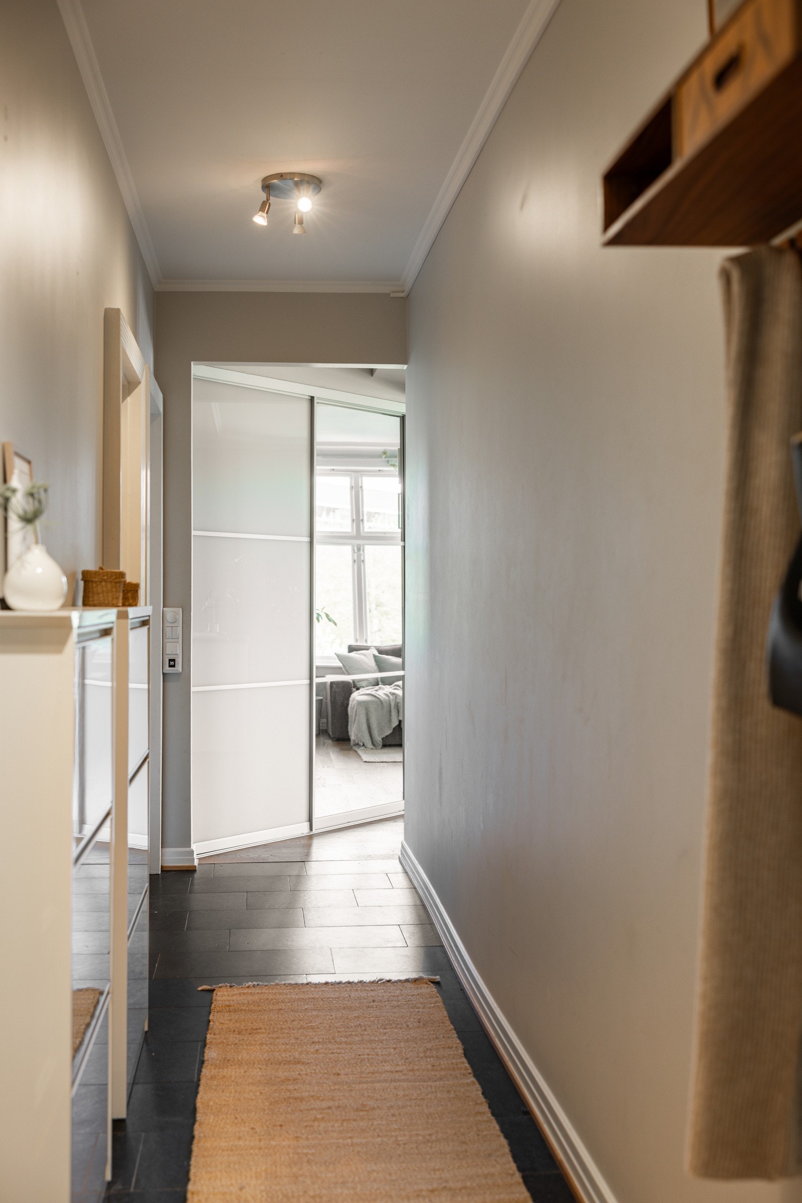 I hjertet av boligen er en hyggelig entré. Galleribilde