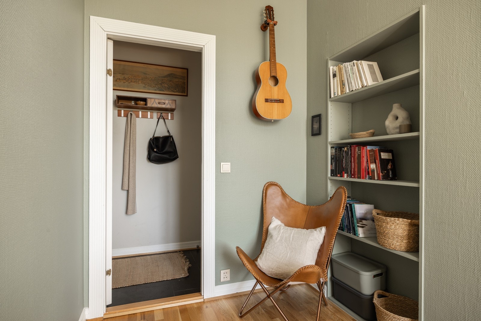 Smart plasstilpasset nisje med hyller. Galleribilde