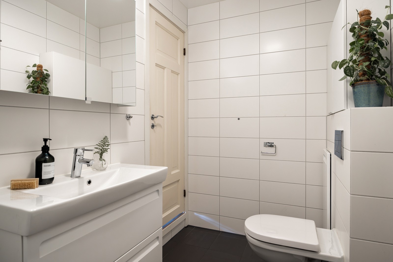 Stilren baderomsinnredning med skuffer for oppbevaring og heldekkende servant. Speilskap. Galleribilde