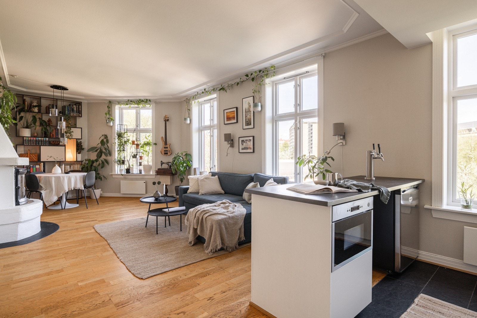 Lys og romslig hjørnestue med god plass til sofagruppe med tilhørende møblement. Galleribilde