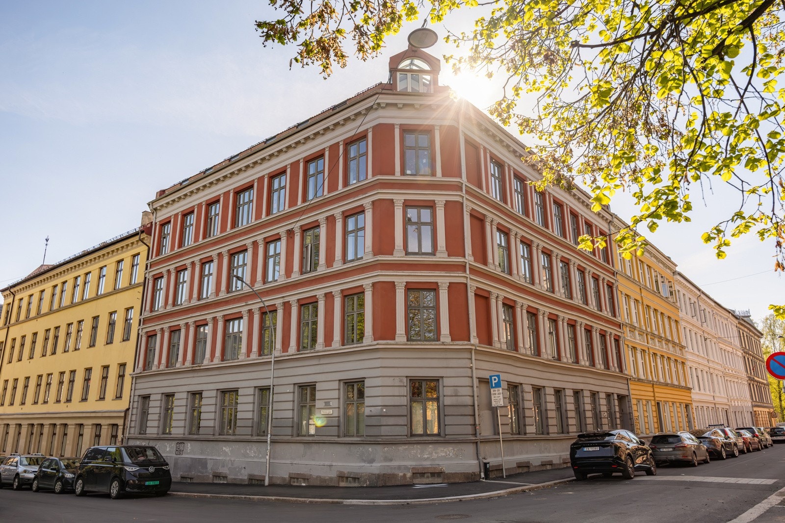 Klassisk fasade sentralt men samtidig tilbaketrukket på Grünerløkka. Galleribilde