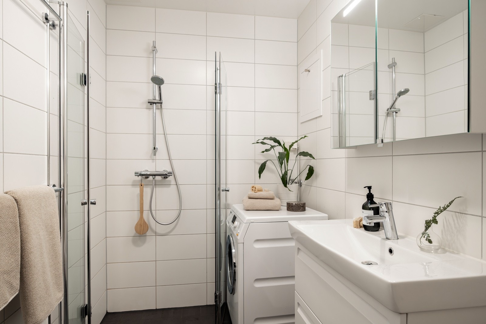 Pent flislagt bad med opplegg for vaskemaskin. Galleribilde