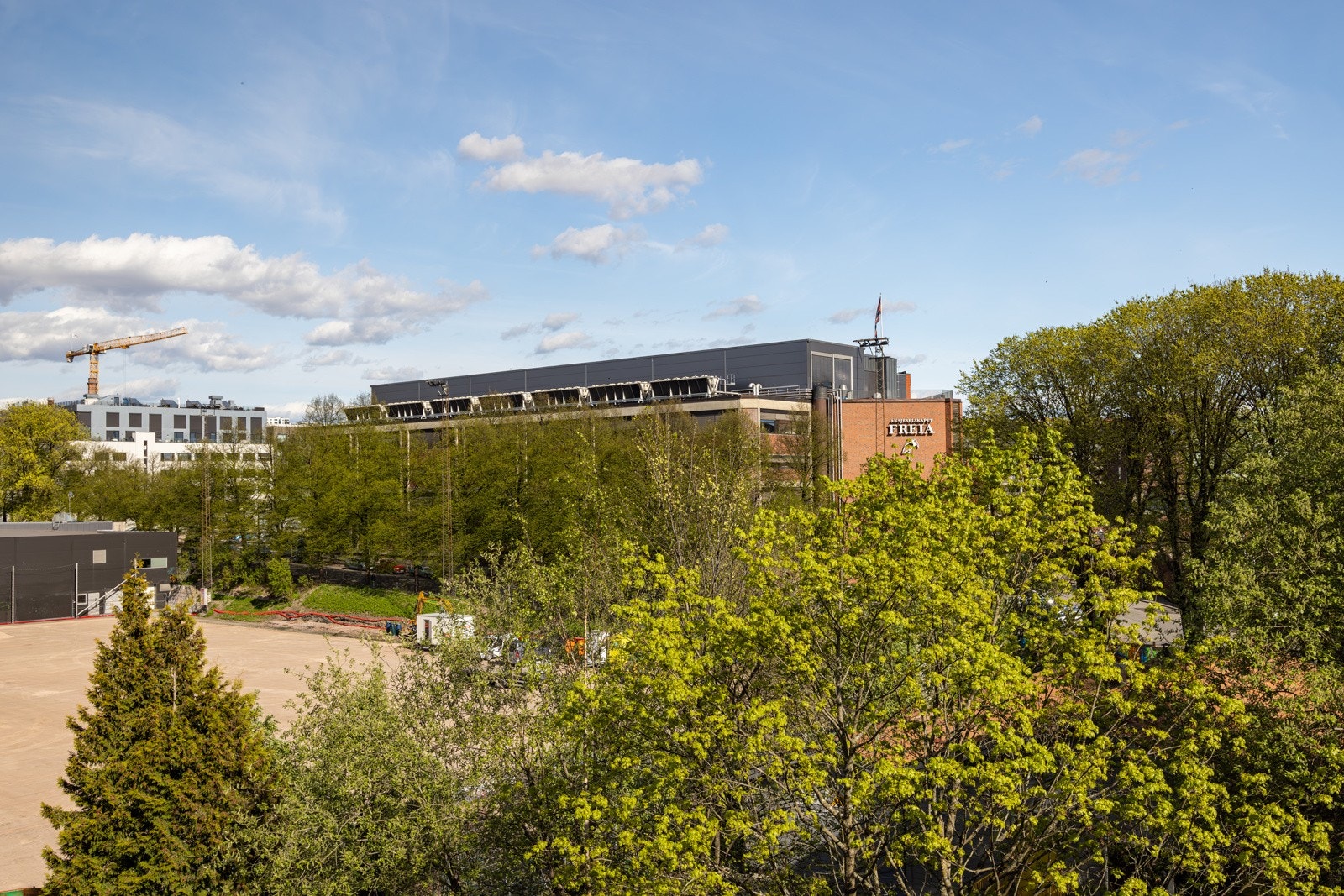 Fint utsyn mot grøntarealer og skjermet for trafikk. Det bygges ny flerbrukshall på Dælenenga og i den forbindelse skal det legges ny kunstgressbane sommeren 2025. Se: https://fotball.gruner.no/om-gruner/flerbrukshall-pa-daelenenga for mer info. Galleribilde