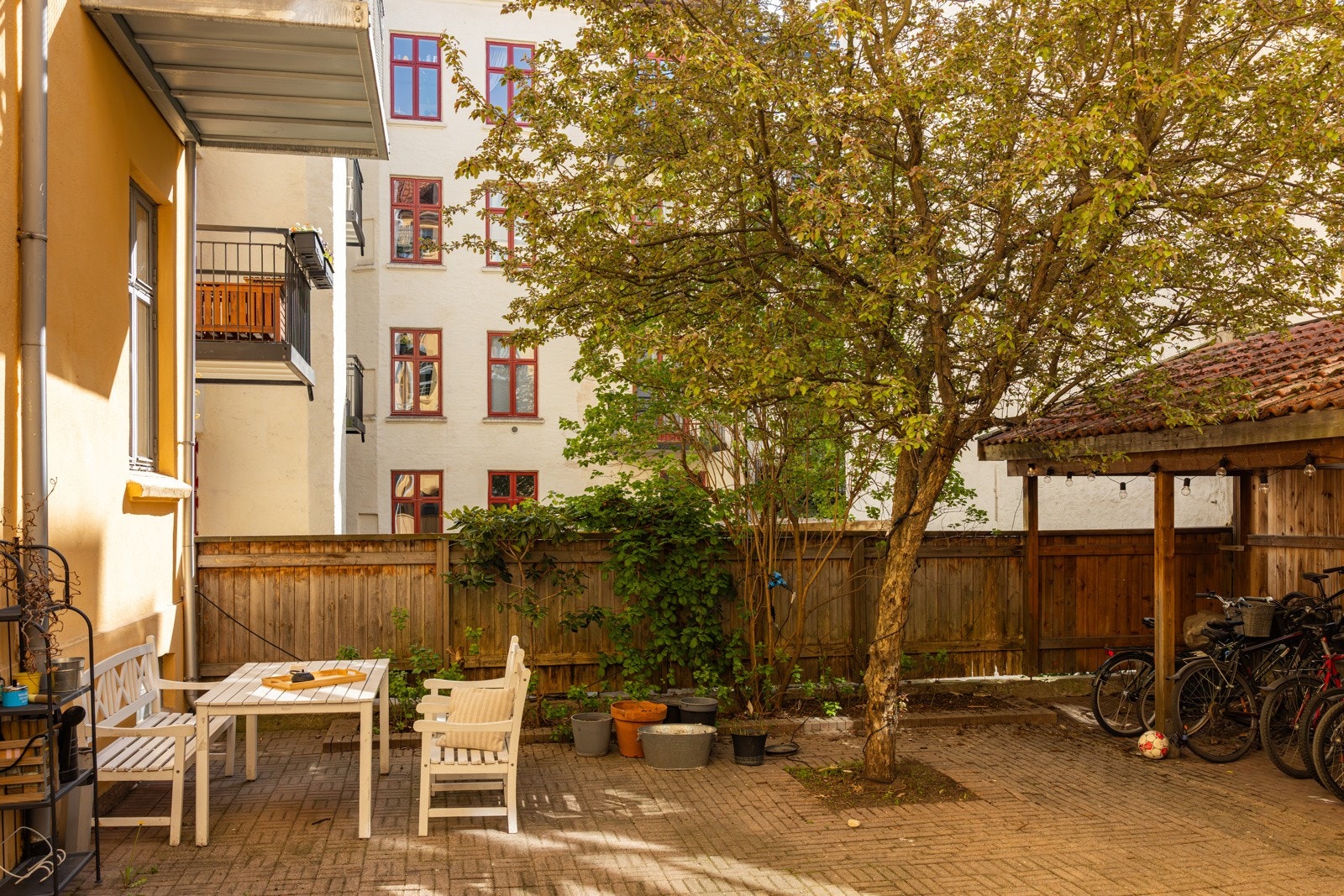 Idyllisk indre gårdsrom. Galleribilde