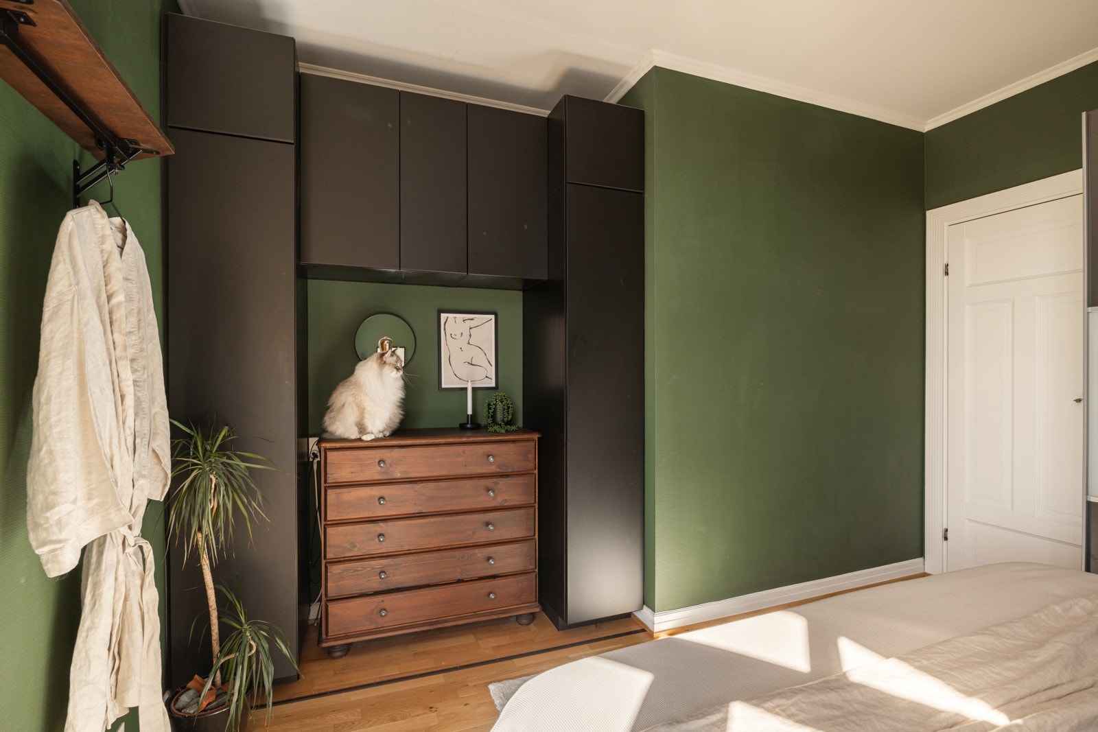 Smart plasstilpasset nisje for ytterligere oppbevaring. Galleribilde