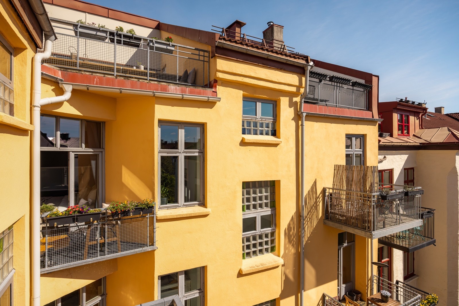 Balkongen er delvis overbygget, noe som øker bruksverdien. Galleribilde