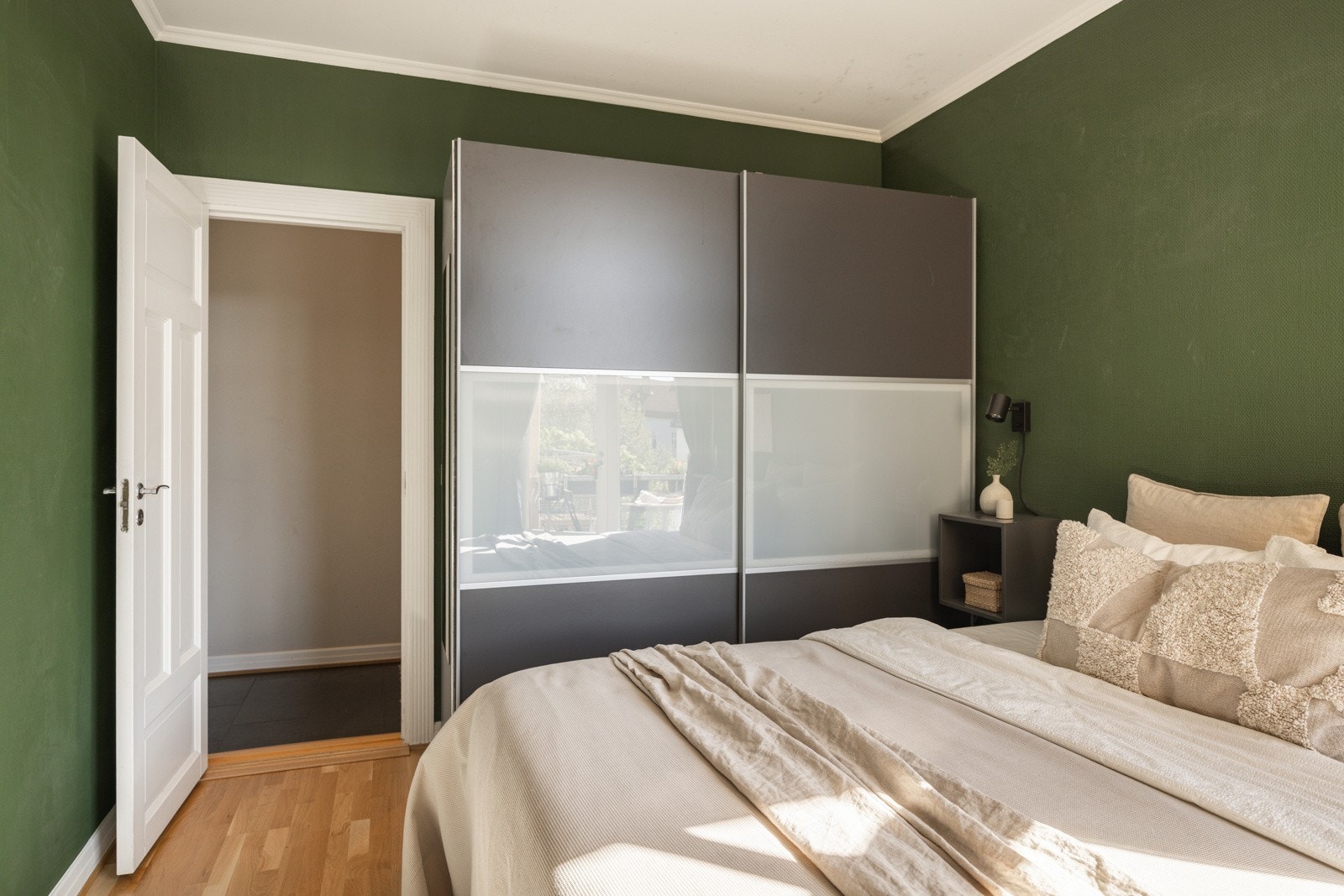 God plass til oppbevaring i stor skyvedørsgarderobe. Galleribilde