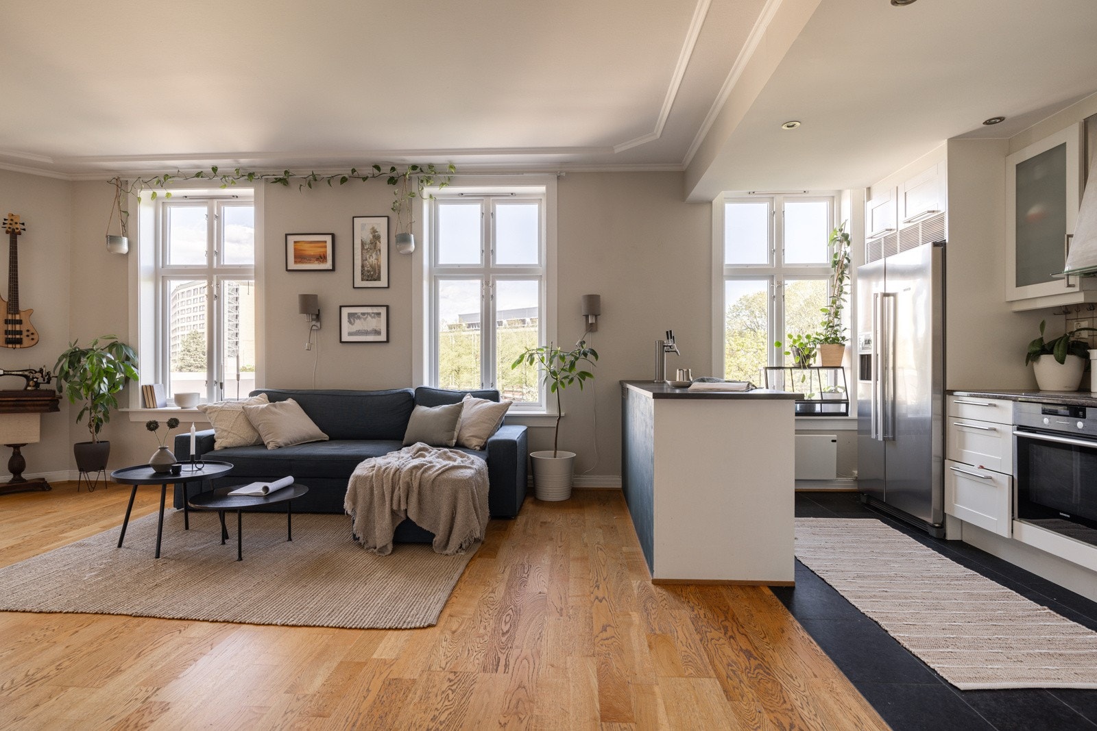 Store klassiske vindusflater slipper inn masse lys og gir en luftig atmosfære. Galleribilde