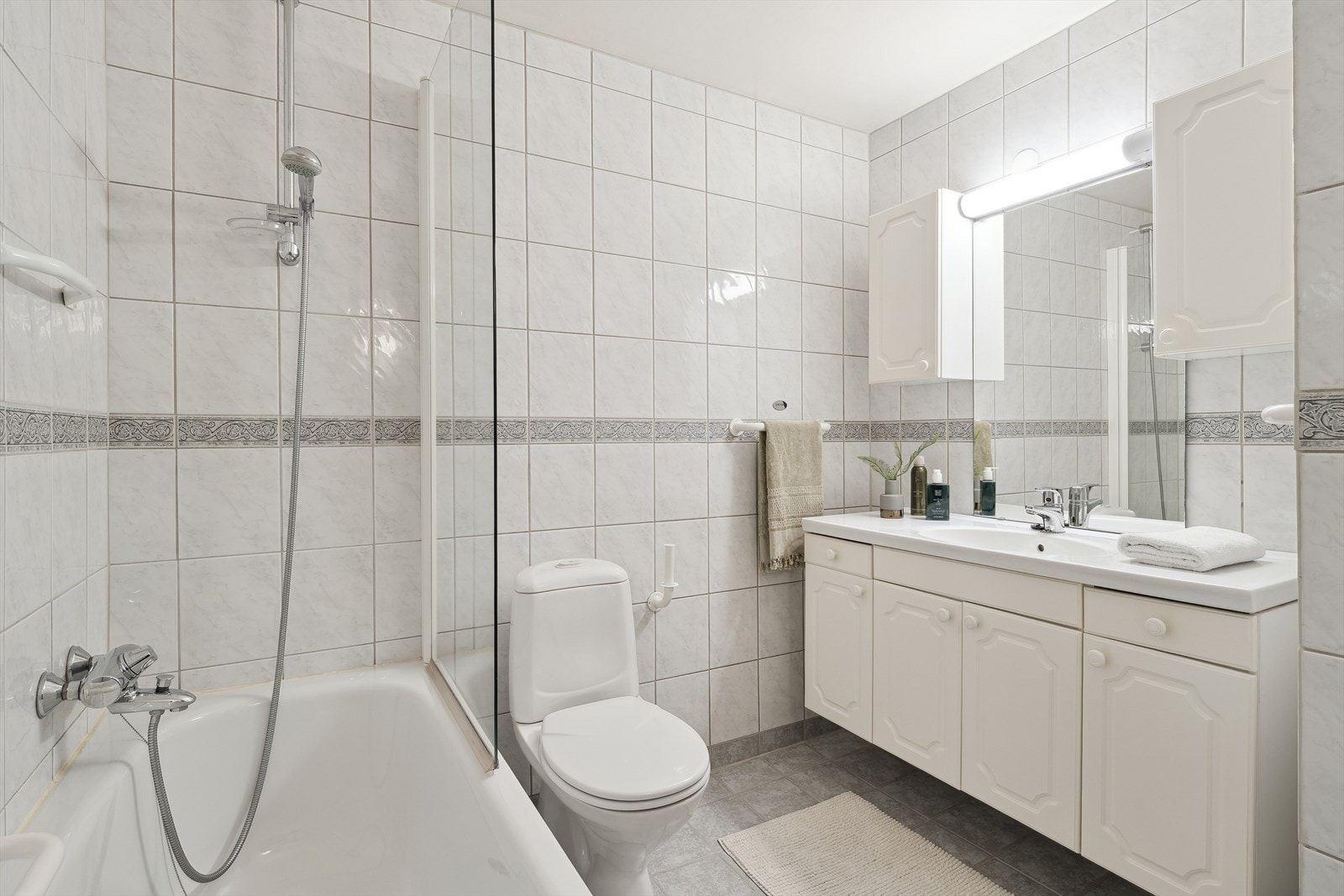 Badekar med dusj og innredning Galleribilde