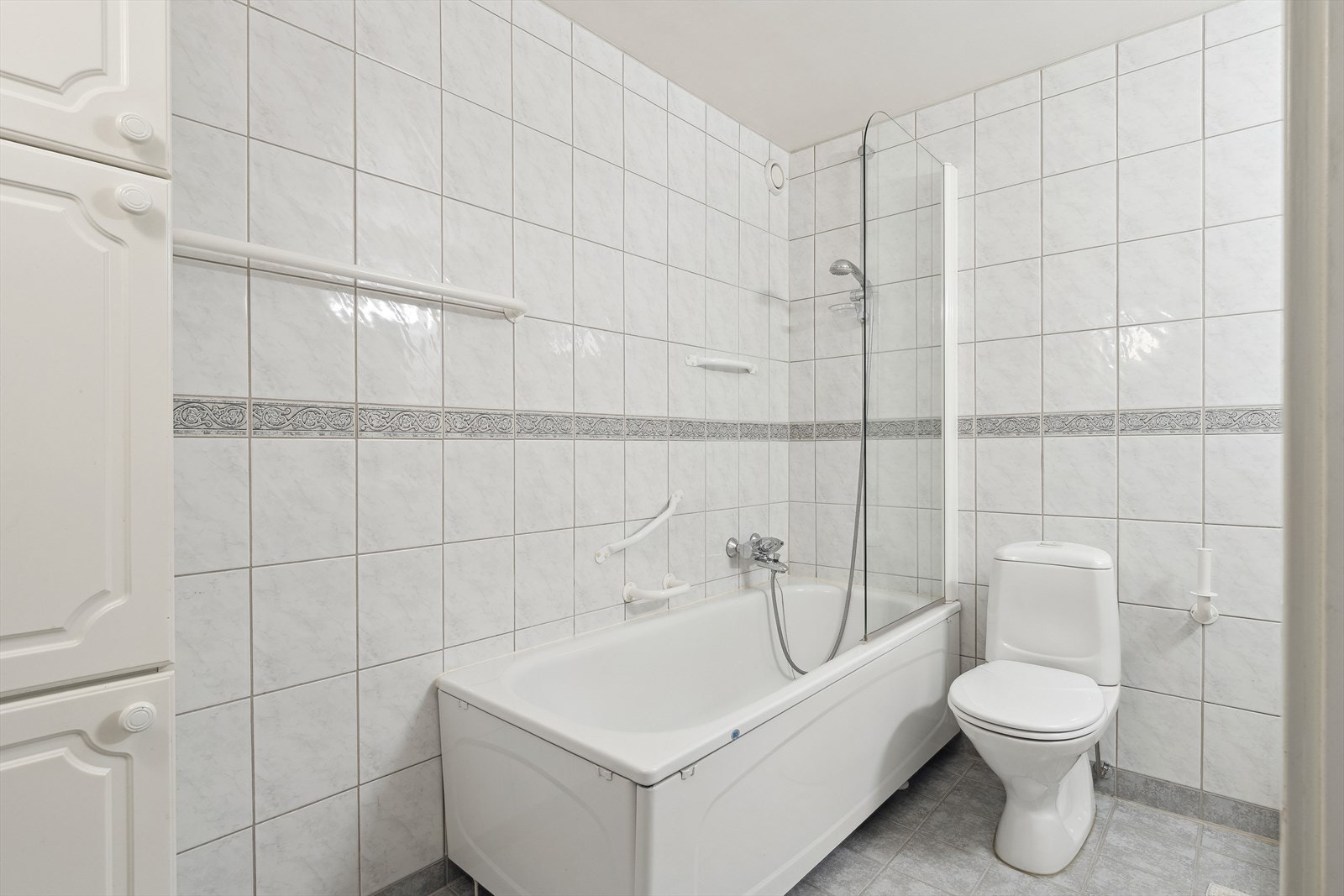 Bad/wc med fliser på gulv og varmekabler Galleribilde