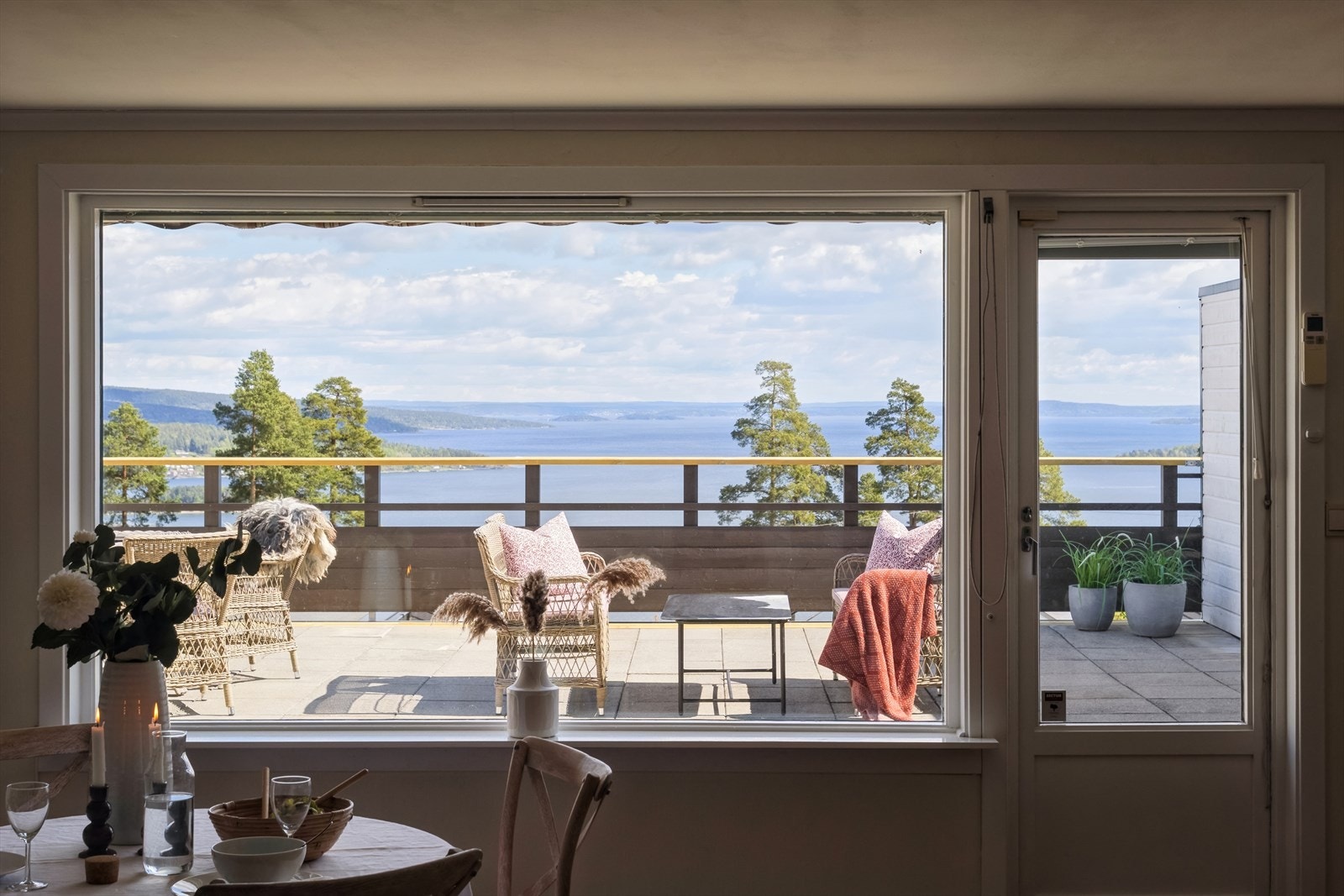Utsikten kan nytes også fra stuen Galleribilde