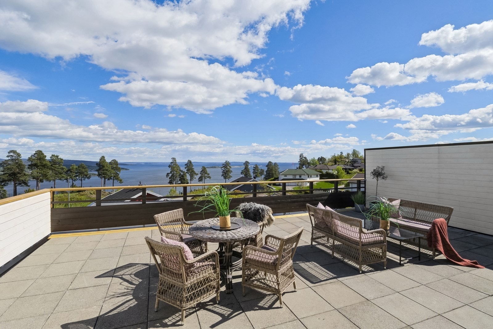Stor flott terrasse med nytt dekke under heller og nytt rekkverk Galleribilde