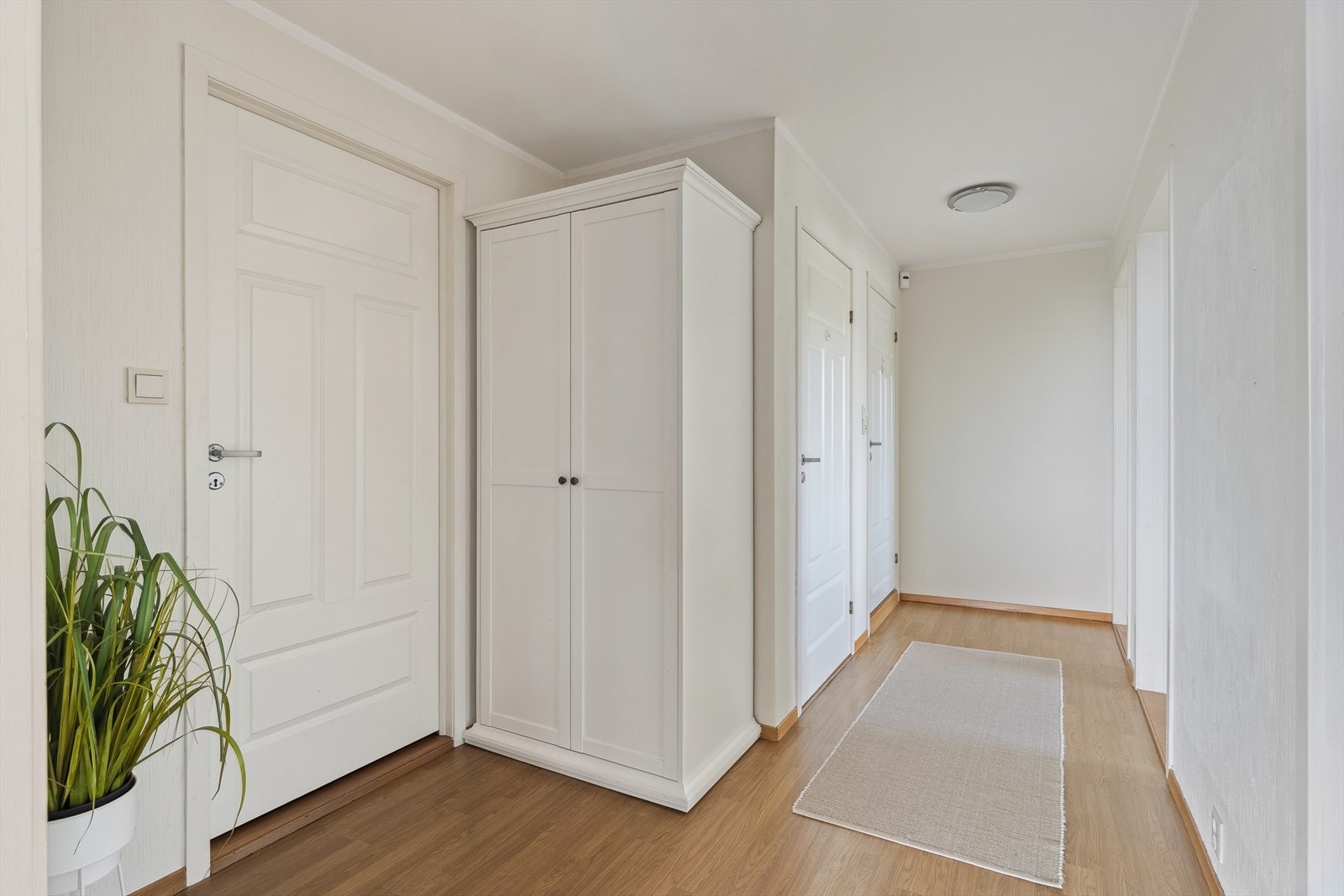 Hall med 1 garderobeskap Galleribilde