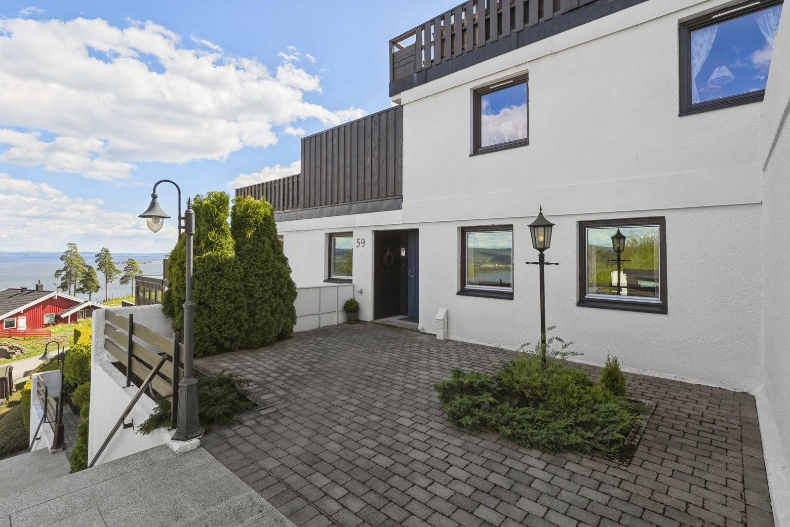 Koselig inngangsparti med belegningstein. Galleribilde