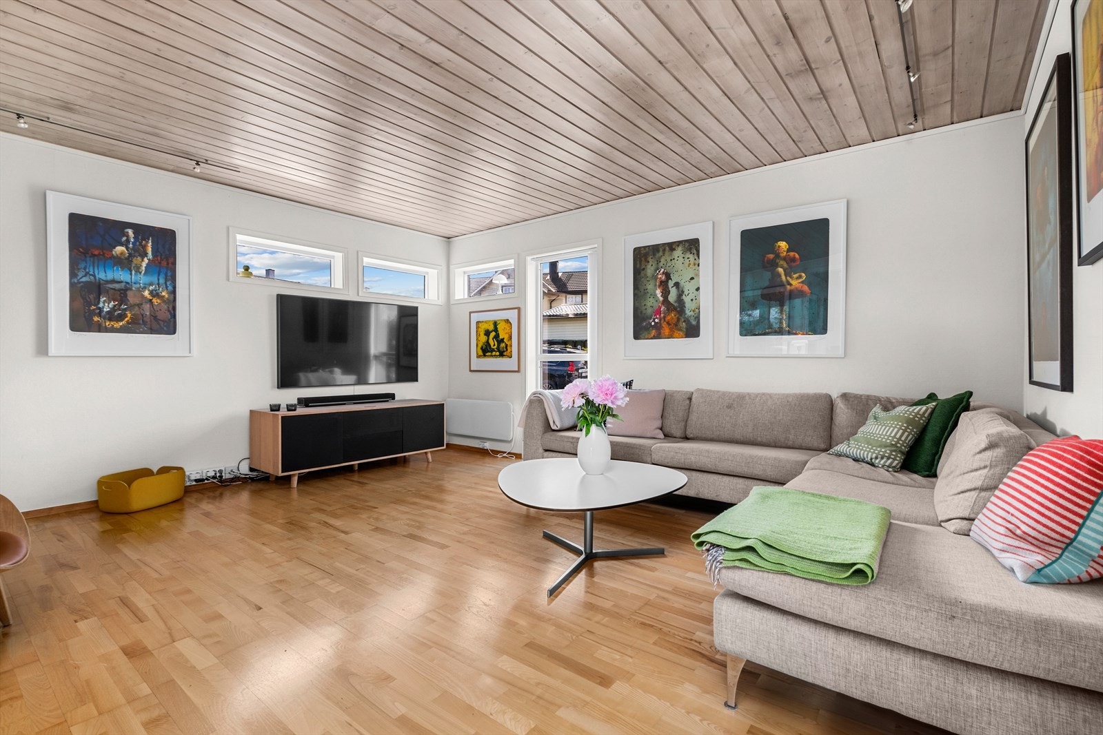 Kort gangavstand til Bunnpris Lade (9 min) og Ladetorget (11 min) - med post i butikk og PostNord for pakkelevering og sending. Galleribilde