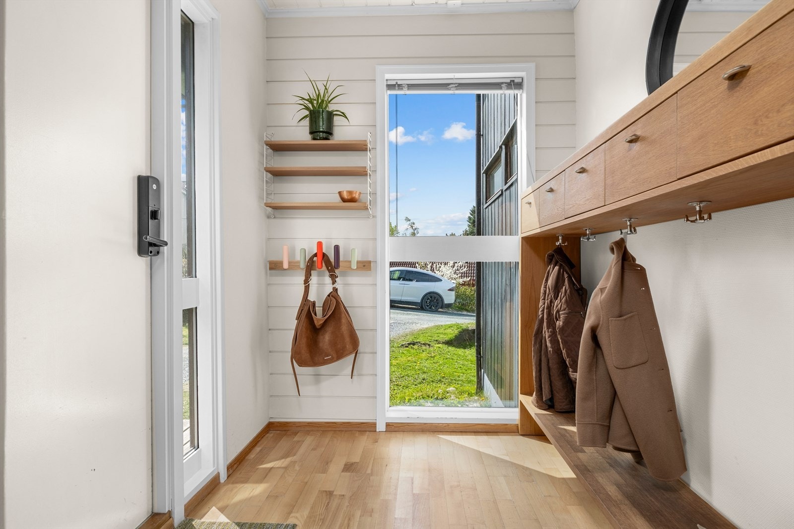 Entré på 3,5m² med plass til oppbevaring av både sko og yttertøy. Galleribilde